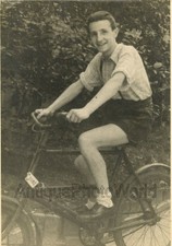 Foto antiga de jovem bonito posando em bicicleta comprar usado  Enviando para Brazil