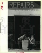 1988 Press Photo Arnold Mautino reparos máquina de lavar roupa com filho, Richard comprar usado  Enviando para Brazil