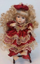 Boneca de porcelana com cadeira musical escolha do colecionador loira com vestido malva comprar usado Boneca de porcelana com cadeira musical escolha do colecionador loira com vestido malva comprar usado  Enviando para Brazil