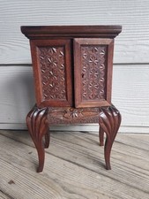 Baú miniatura vintage feito à mão e esculpido com 3 gavetas e chaves internas com detalhes, usado comprar usado  Enviando para Brazil