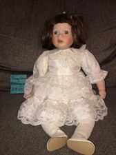 Muñeca bebé sentada de porcelana vintage pesada, bien cuidada. Con vestido y zapatos segunda mano  Embacar hacia Mexico