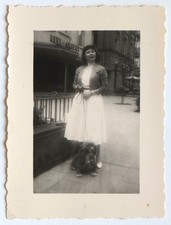 Young woman holds d'occasion  Expédié en Belgium