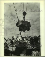 1985 Press Photo Ímã enorme levanta sucata de ferro - hcx18973, usado comprar usado  Enviando para Brazil