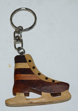 Usado, Berloque chaveiro de madeira esporte inverno patinação no gelo 2" x 2 1/4" skate comprar usado Usado, Berloque chaveiro de madeira esporte inverno patinação no gelo 2" x 2 1/4" skate comprar usado  Enviando para Brazil