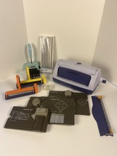 Lote de scrapbooks: Xyron 900, fichário Zutter, crimpadores de papel, placa perfurada Stampin Up, usado comprar usado  Enviando para Brazil