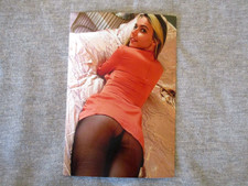 MODELO LOIRA FOFA POSANDO EM VESTIDO CURTO MOSTRANDO PARTE INFERIOR EM FOTO DE MEIA-CALÇA PRETA comprar usado  Enviando para Brazil