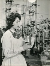 Mulher cientista química em laboratório foto de arte vintage Alemanha, usado comprar usado  Enviando para Brazil