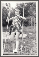 Swing Linda jovem menina vestido de verão saia cabelo curto infantil playground foto URSS comprar usado  Enviando para Brazil