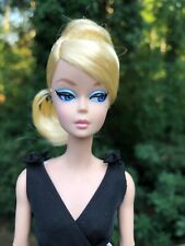 Barbie Rubia Vestido Negro Clásico, Muñeca Piedra de Seda Articulada ~ Etiqueta Dorada Sin Caja segunda mano  Embacar hacia Argentina