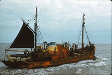 2 CORREDIÇAS FOTOGRÁFICAS ORIGINAIS DA DÉCADA DE 1950 BARCO DE PESCA NAVIO ARRASTÃO LT 143 comprar usado  Enviando para Brazil