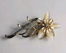 Elegante broche de solapa broche flor tono dorado con pedrería transparente y cuentas lechosas  segunda mano  Embacar hacia Mexico