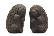 1960s ELLEN KARLSEN Mid Century Brown Ceramic Hedgehog Ornaments Made in Denmark comprar usado 1960s ELLEN KARLSEN Mid Century Brown Ceramic Hedgehog Ornaments Made in Denmark comprar usado  Enviando para Brazil