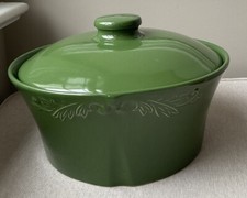 Cazuela cubierta de gres verde de horno a mesa Sur La Table con tapa en relieve segunda mano  Embacar hacia Mexico
