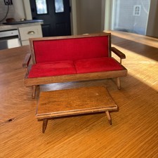 Usado, Poltrona de madeira estofada vermelha vintage Hall's Doll House Furniture sofá comprar usado  Enviando para Brazil