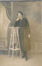 Young woman standing d'occasion  Expédié en Belgium