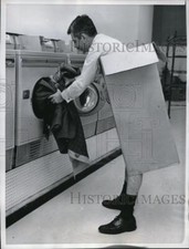 1961 Press Photo Seth Cantor tenta suas próprias calças para testar a nova máquina de lavar, usado comprar usado  Enviando para Brazil