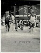 Foto de imprensa 1988 mães e filhas no Monte. Piscina Tom Wave em Holyoke comprar usado  Enviando para Brazil