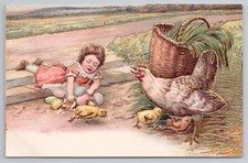 Cartão postal antigo - Menina coletando ovos com galinha e filhotes em relevo dourado , usado comprar usado  Enviando para Brazil