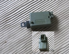 Używany, RENAULT DOOR LOCK OPENING ACTUATOR MOTOR ASSY GENUINE NEW OE 7701039565 na sprzedaż  PL