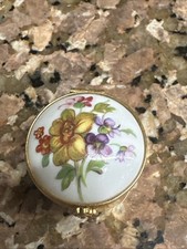 Antiga caixa de bugigangas redonda de porcelana Artoria Limoges França design floral comprar usado Antiga caixa de bugigangas redonda de porcelana Artoria Limoges França design floral comprar usado  Enviando para Brazil