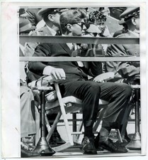 President Kennedy at ease - Rocking Chair - Tirage argentique d'époque 1962 -  comprar usado  Enviando para Brazil