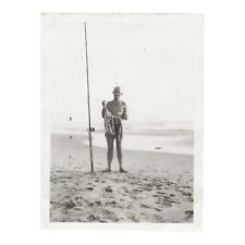 Foto instantânea vintage homem baús de natação praia vara de pesca captura de peixes década de 1930 P&B comprar usado  Enviando para Brazil