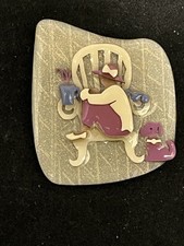 Usado, Pin feminino vintage por Lucinda mulher em uma cadeira com um cachorro ao seu lado. comprar usado  Enviando para Brazil