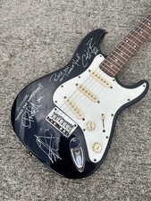 Fender Squier Mini Stratocaster assinado por membros da banda Dry Kill Logic raro!! comprar usado  Enviando para Brazil
