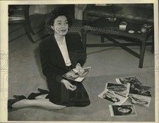 1942 Press Photo Lila Lee com 1930 retratos de estúdio em seu apartamento em Nova York comprar usado  Enviando para Brazil