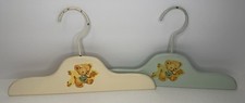 2 cabides de madeira para roupas infantis / vintage / flores de urso comprar usado  Enviando para Brazil
