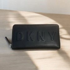 Carteira de couro com zíper logotipo grande em relevo DKNY Tilly  comprar usado  Enviando para Brazil
