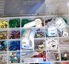 Surtido de cuentas y dijes artesanales para hacer joyas en estuche transparente segunda mano  Embacar hacia Mexico