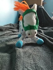 Raro brinquedo de cavalo de pelúcia MICKI "Pippi Longstocking" – Branco com manchas azuis, laranja comprar usado  Enviando para Brazil
