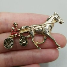 Usado, Broche vintage carrinho de corrida de cavalos Trotter esmalte tom dourado broche de lapela comprar usado  Enviando para Brazil