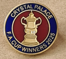 Distintivo edição limitada CRYSTAL PALACE FA CUP WINNERS 2025 (borda azul em ouro) comprar usado  Enviando para Brazil
