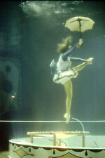 JULHO 1966 Guarda-chuva Subaquático Bailarina Trampolim Ektachrome Slide Ref B167 comprar usado  Enviando para Brazil