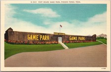 Cartão postal Pigeon Forge, Tennessee "FORT WEARE GAME PARK" vista de entrada / LINHO da década de 1940 comprar usado  Enviando para Brazil