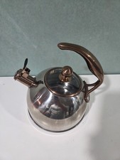 Viking 2,6 Qt. Chaleira assobiando base de aço inoxidável com núcleo de alumínio comprar usado Viking 2,6 Qt. Chaleira assobiando base de aço inoxidável com núcleo de alumínio comprar usado  Enviando para Brazil