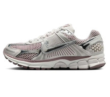 Tênis casual Nike Zoom Vomero 5 feminino tamanho EUA 6 prata metálica platina violeta comprar usado  Enviando para Brazil