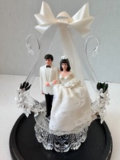 Decoração de bolo de casamento vintage noiva e noivo década de 1970 cetim branco com cúpula base de cisnes comprar usado  Enviando para Brazil