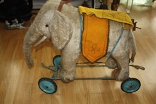 Eléphant peluche roues d'occasion  Les Lilas