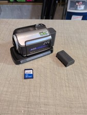 Usado, Pacote de filmadora de vídeo JVC Everio 30GB GZ-MG155U disco rígido com cartão SD e dock  comprar usado Usado, Pacote de filmadora de vídeo JVC Everio 30GB GZ-MG155U disco rígido com cartão SD e dock  comprar usado  Enviando para Brazil