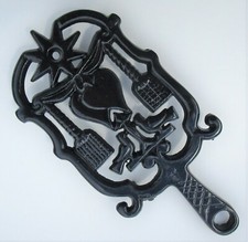 Vintage Rustic Cast Iron Trivet Wilton? Hearts Flowers Star Broom Wall Hanging comprar usado  Enviando para Brazil