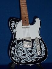 Guitarra clássica miniatura WAYLON JENNINGS display memorabilia suporte grátis presente comprar usado  Enviando para Brazil