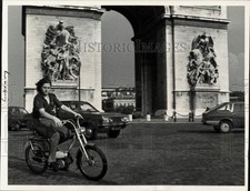 1977 Press Photo manobrando o tráfego de Paris em um ciclomotor. - HPA34155 comprar usado  Enviando para Brazil