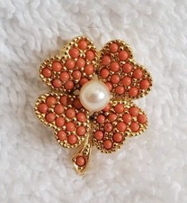 Broche Ciner Vintage Faux Coral Cabachon & Pearl Tom Dourado Minúsculo Trevo de Quatro Folhas comprar usado  Enviando para Brazil