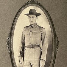 Fotografia antiga de cartão de armário homem bonito soldado 6º Calvário Tropa M arma comprar usado Fotografia antiga de cartão de armário homem bonito soldado 6º Calvário Tropa M arma comprar usado  Enviando para Brazil