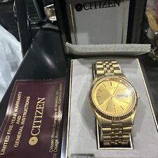 FUNCIONA *EM PERFEITO ESTADO* CITIZEN QQ 6100-R00391 Relógio de Quartzo Masculino Dourado Data do Dia COM CAIXA comprar usado  Enviando para Brazil