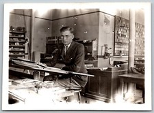 Fotografia instantânea original década de 1930 escritório industrial interior homem mesa de desenho comprar usado  Enviando para Brazil