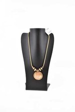 Collana etnica raffigurante usato  Susegana